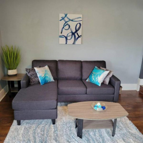 Chic City Getaway-2 bdrm twnhome, Minutes From Downtown